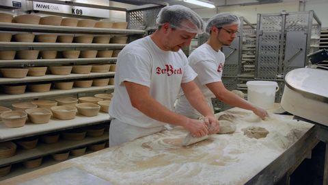 Making Stuff: Season 2. Episode 38, Super Bakery cover image cdn